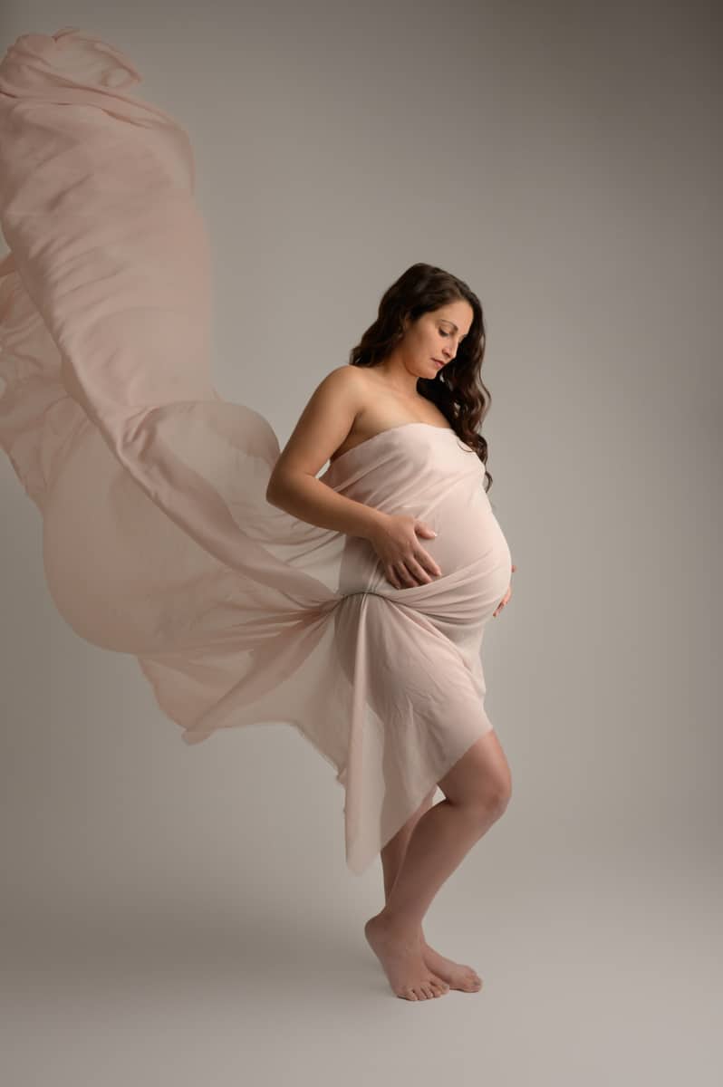 femme enceinte dans un voile rose