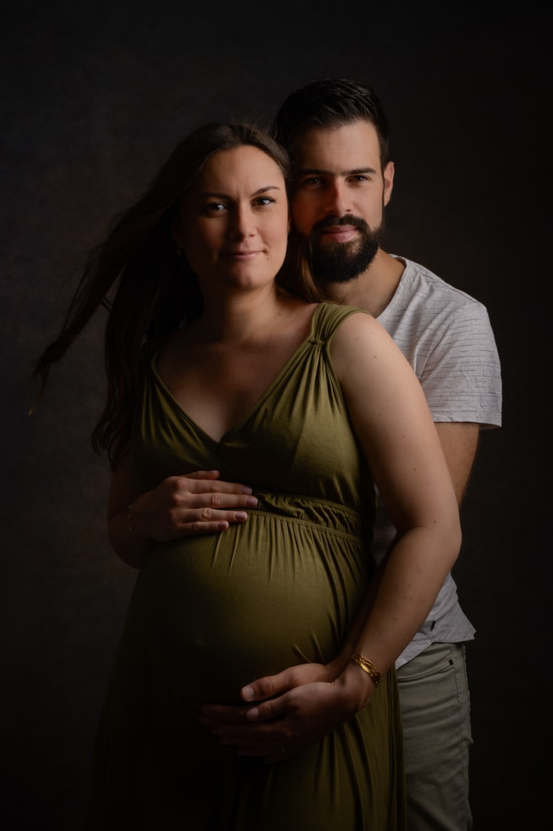 couple en studio pour une séance grossesse