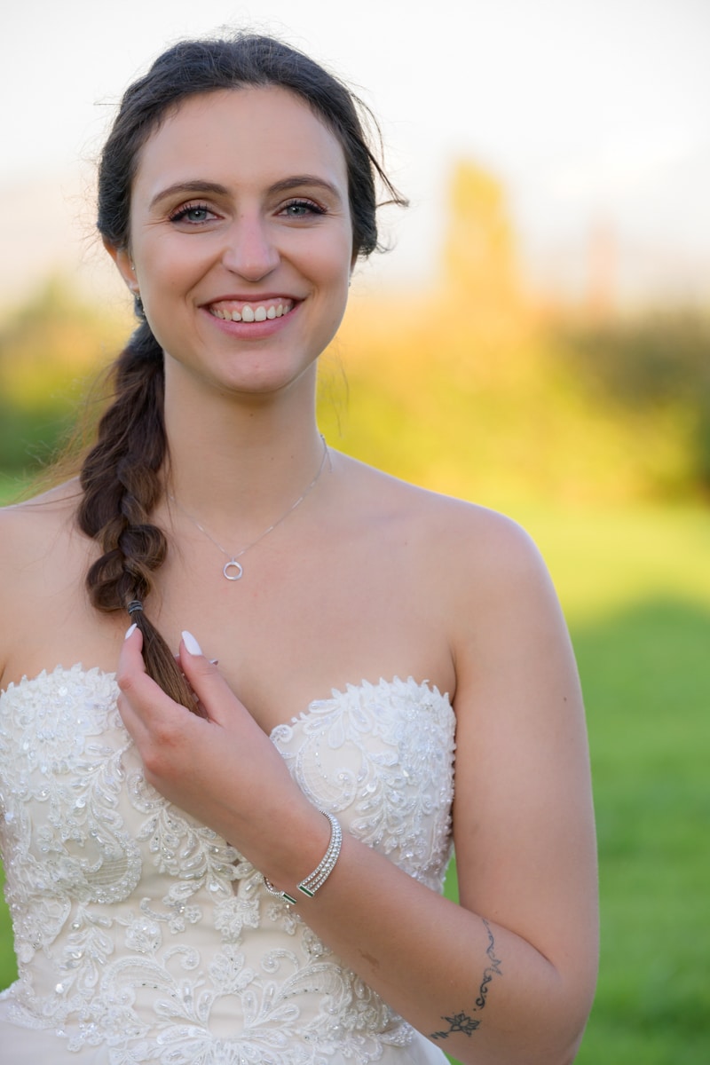 portrait d'une jeune mariée très souriante
