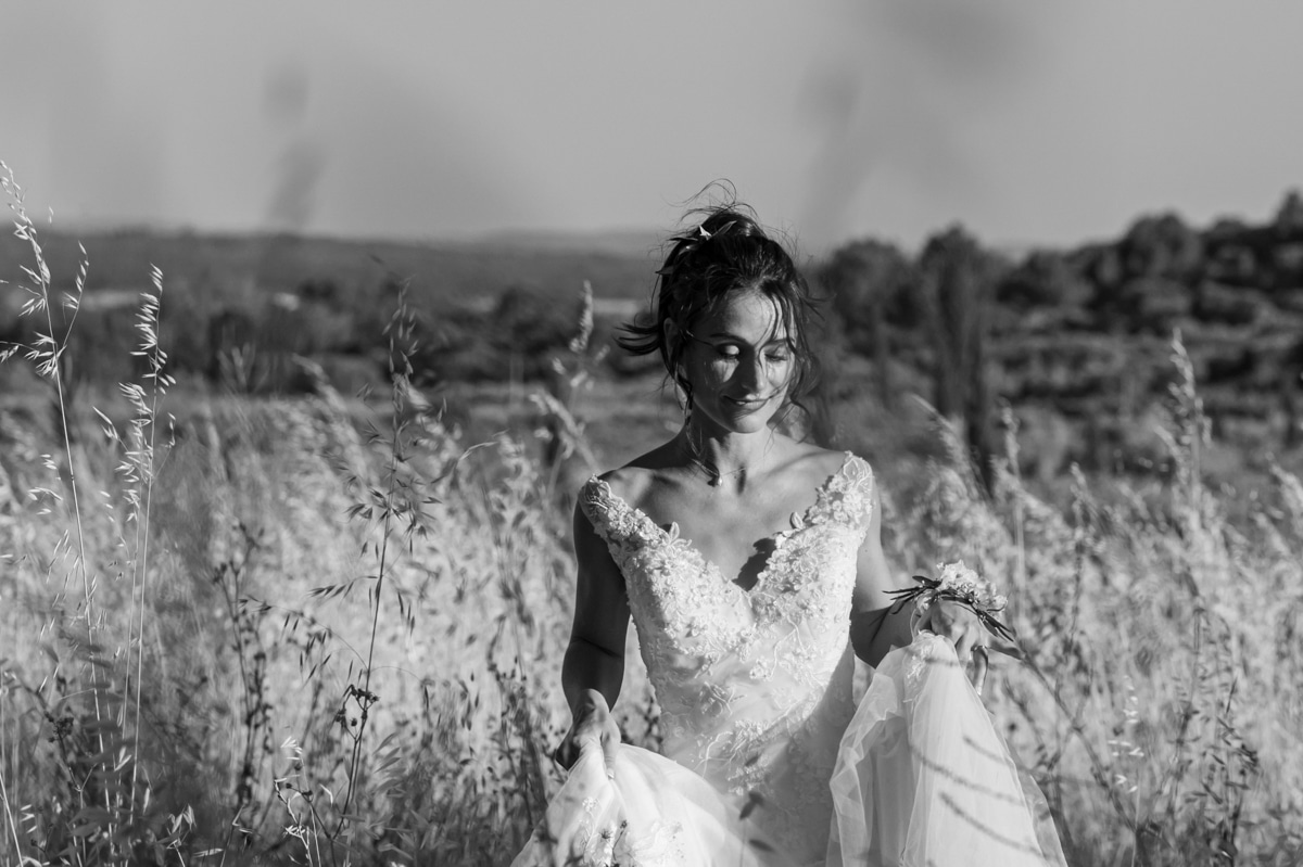 jeune mariée courant dans un champs de blé