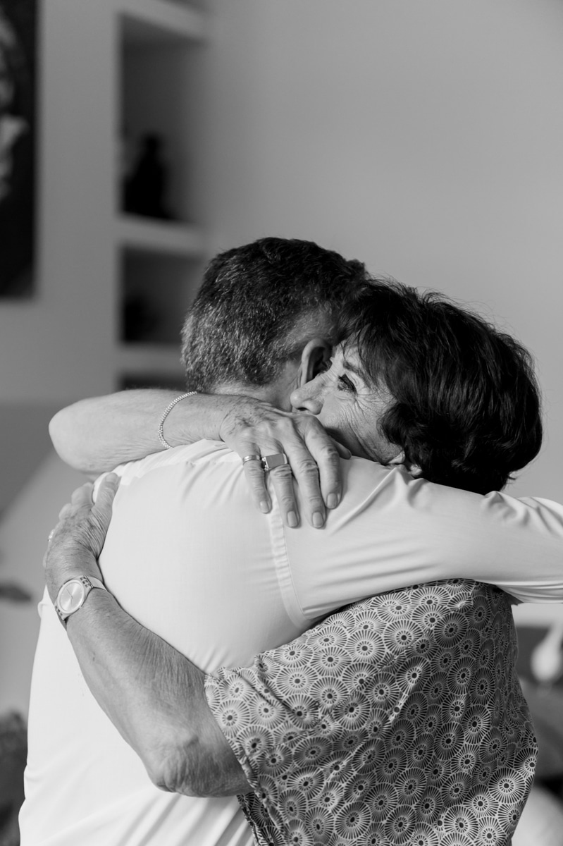 une maman serrant son fils dans ses bras