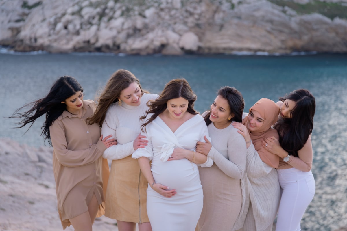 photo de groupe entre copines lors d'une babyshower