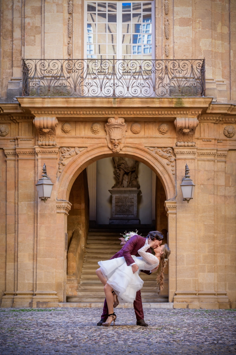 baiser de mariés sur le parvis de 'hôtel de ville