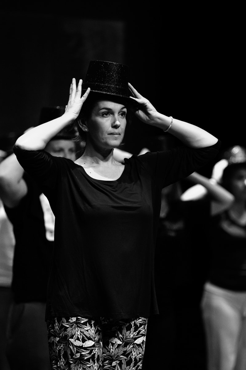 portrait d'une femme dansant avec un chapeau