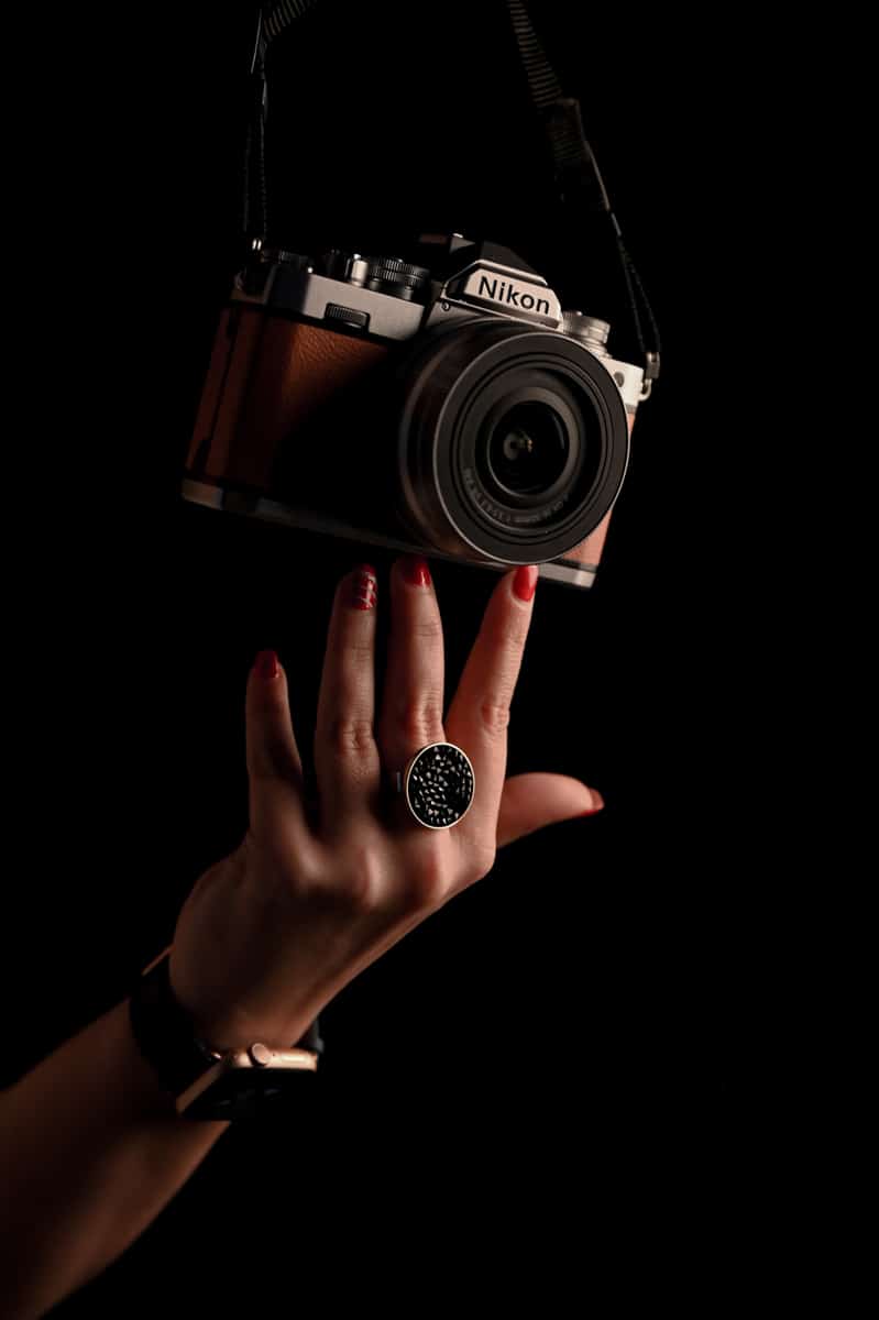 Un appareil photo posé sur une main