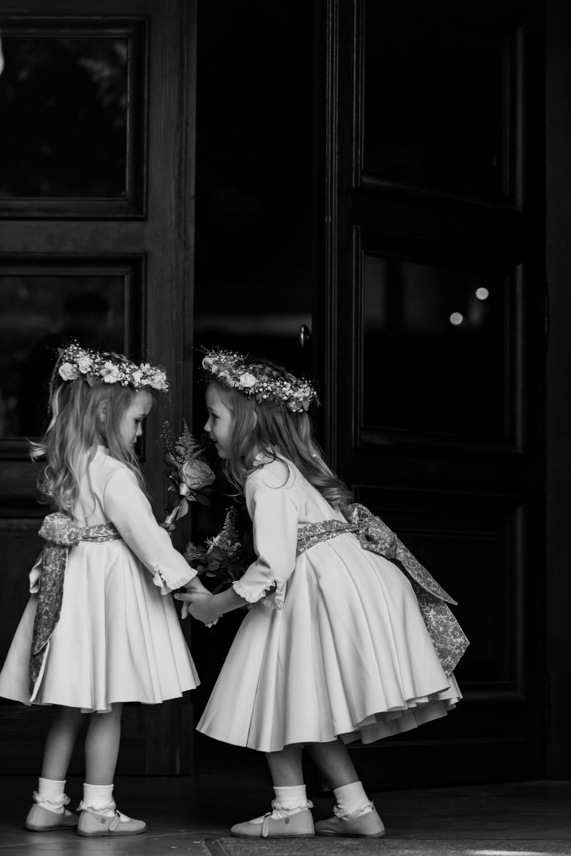 2 petites filles devant une église se racontant un secret