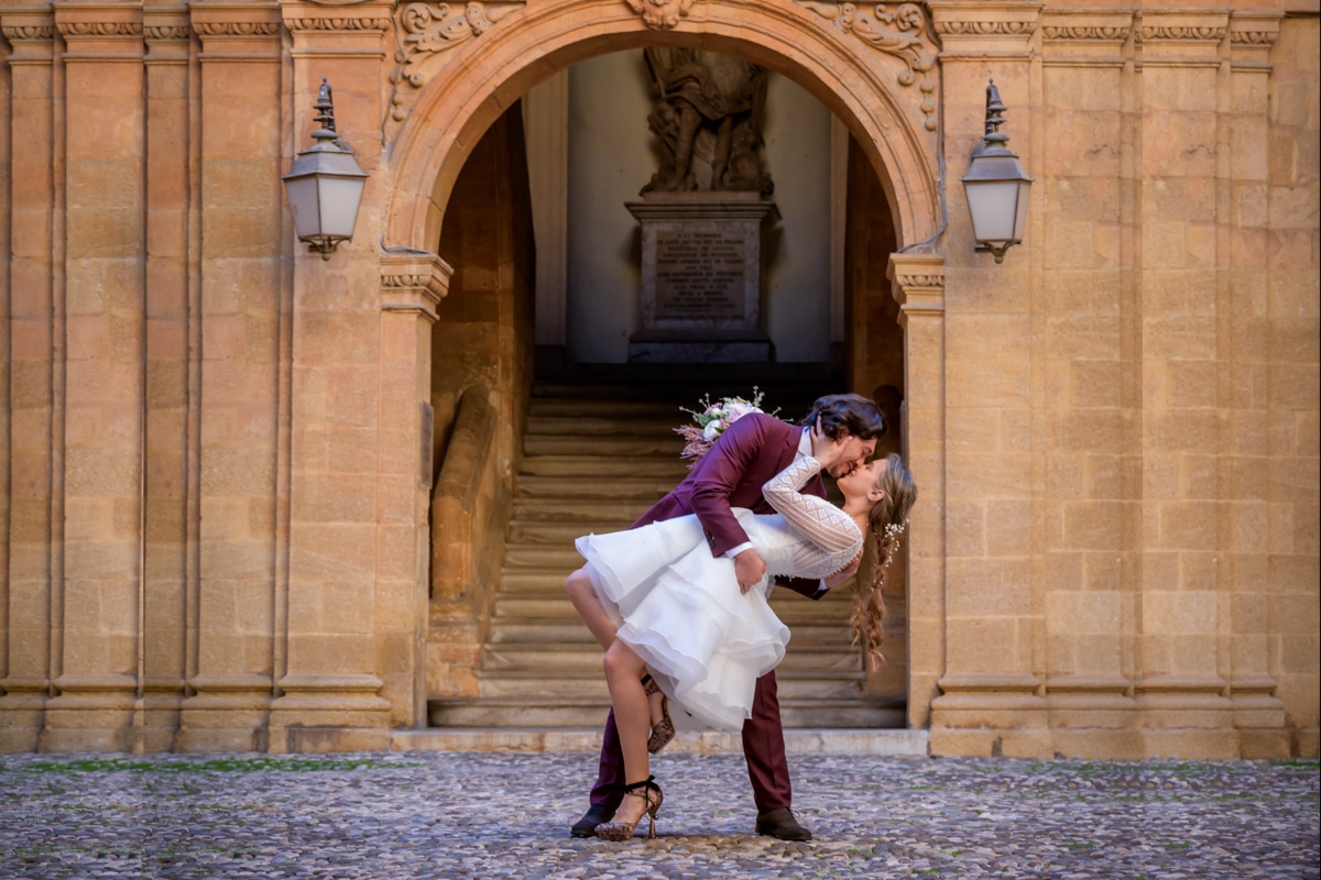 Couple de mariés qui s'embrasse sur le parvis de la mairie d'aix en provence