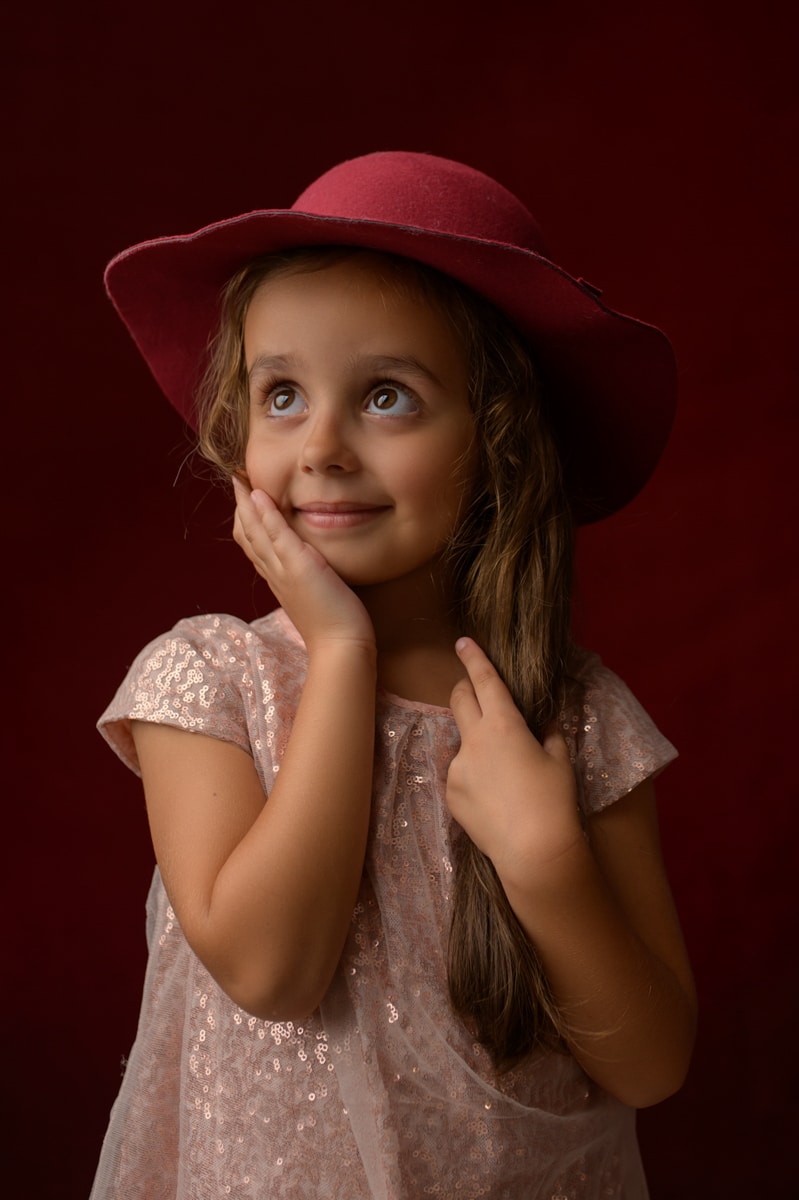Portrait d'enfant avec un chapeau rouge