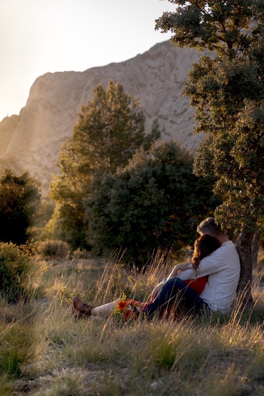 photo d'un couple au pied de la Sainte Victoire