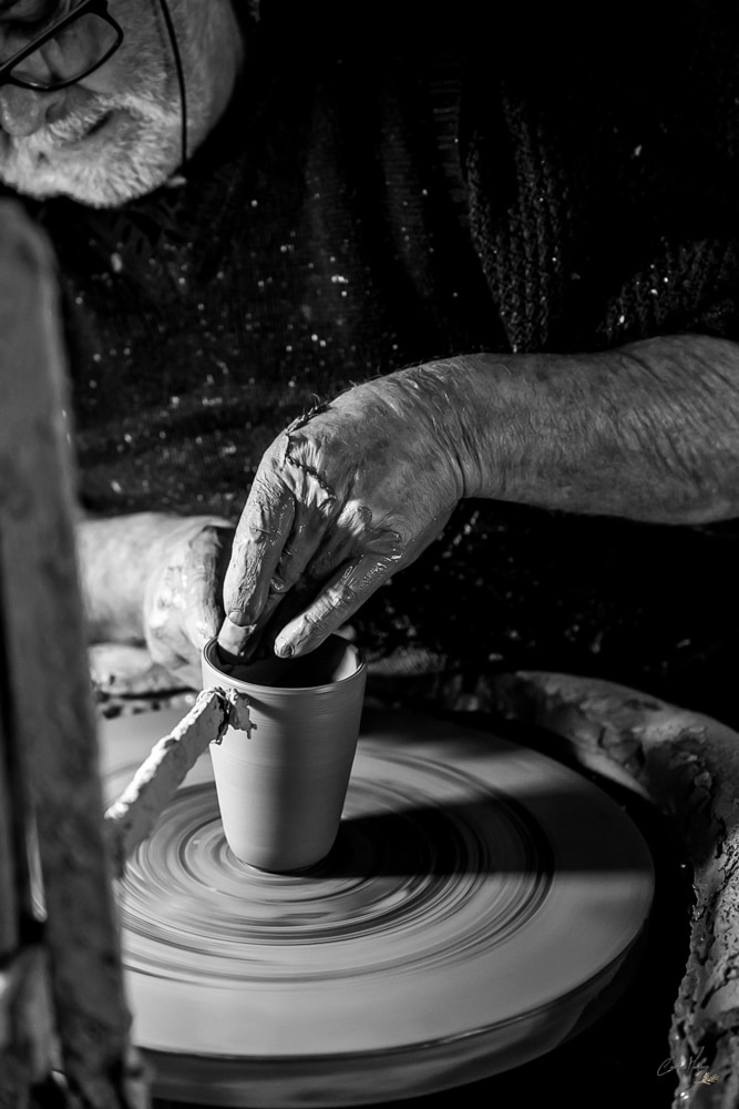 mains scultant une tasse en ceramique