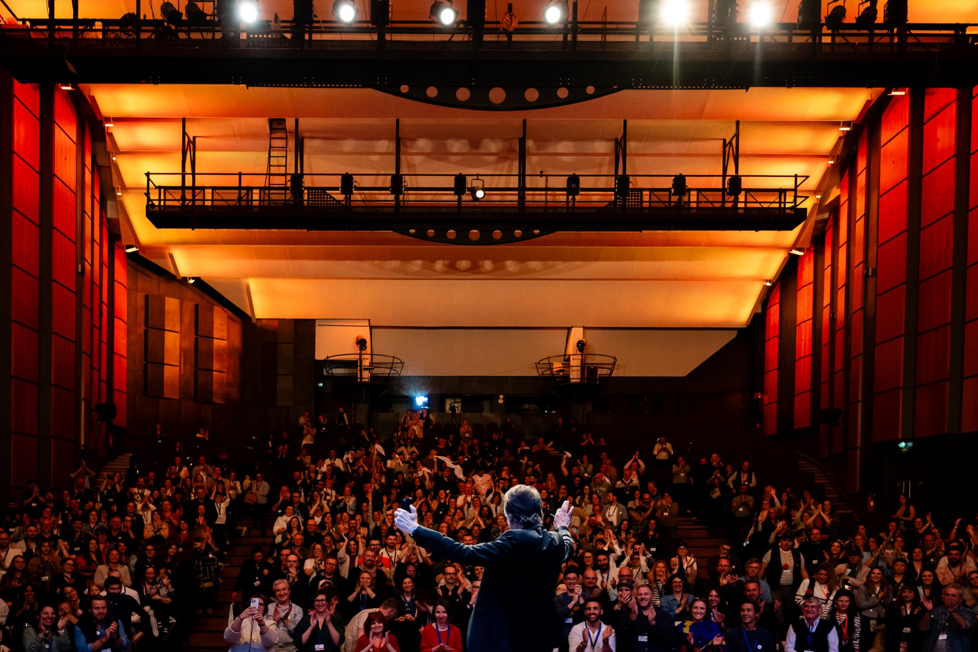 Conférencier sur scène devant un amphi rempli lors du congrès FFPMI à Toulon – photographié par Caroline Martens