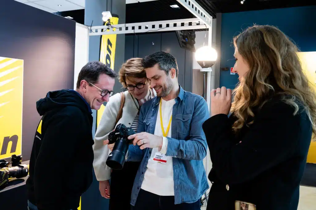 Événement corporate – échanges entre partenaires sur un salon professionnel