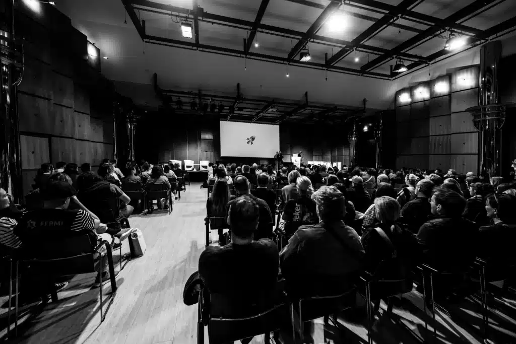 Ambiance de conférence – public concentré pendant une intervention FFPMI