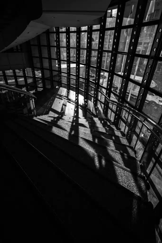 Lieu de congrès photographié – lumière et graphisme en reportage institutionnel