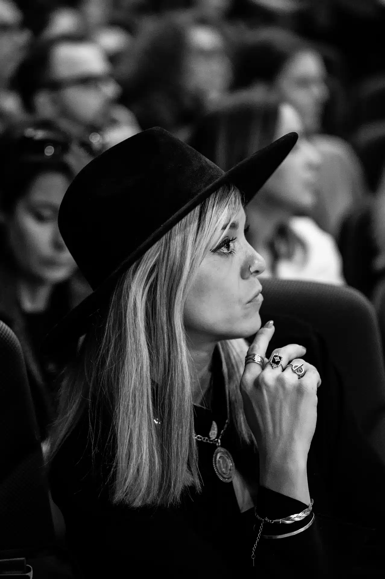 Portrait en noir et blanc d’une participante portant un chapeau