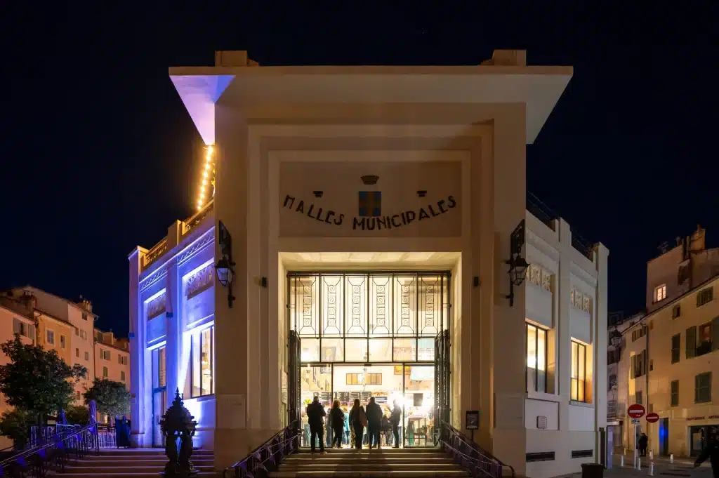 Façade des Halles de Toulon illuminée - événement professionnel photographié de nuit
