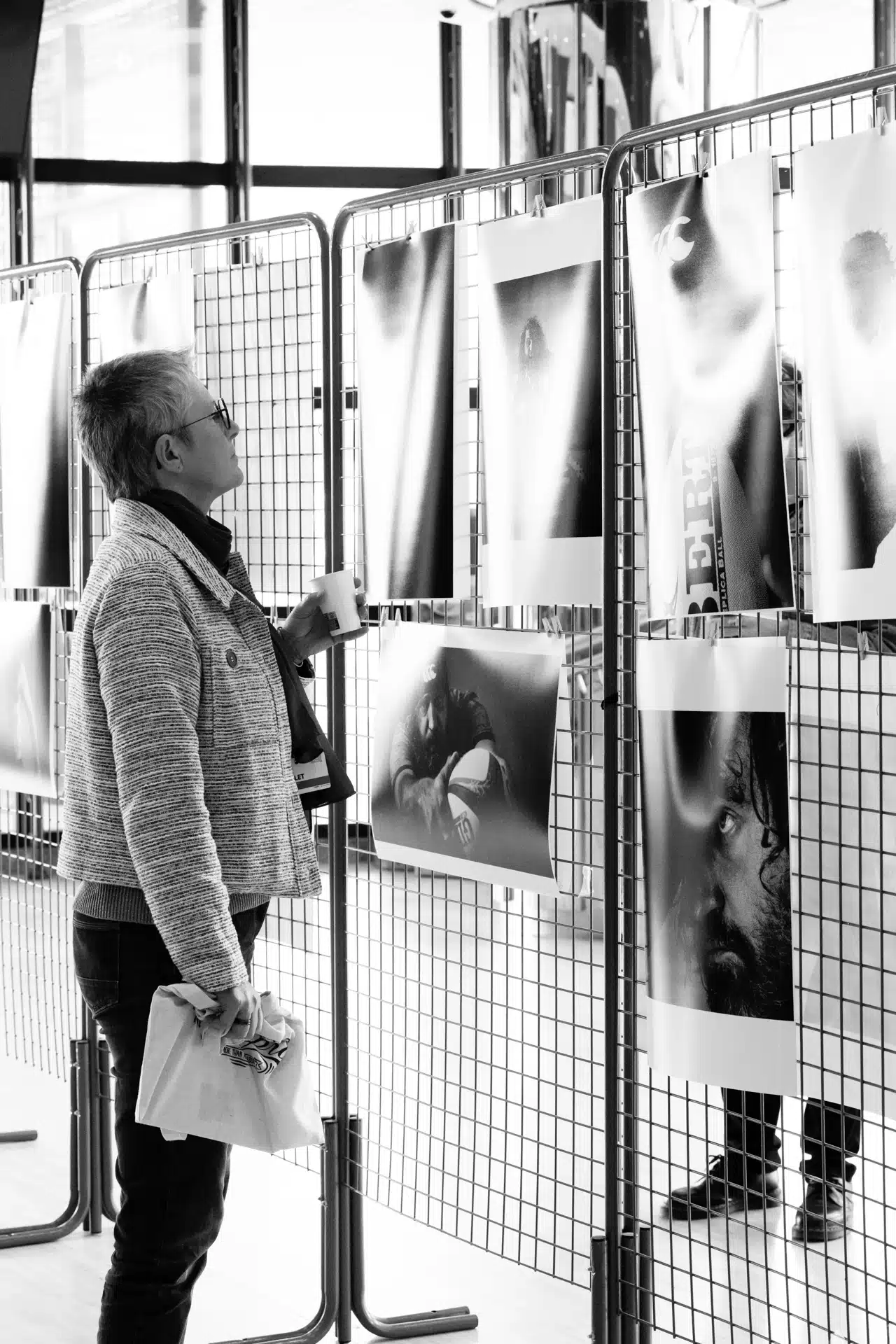 Visiteur observant une photo dans une exposition