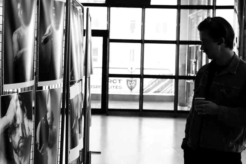 Reportage photographique – visiteur découvrant une exposition professionnelle