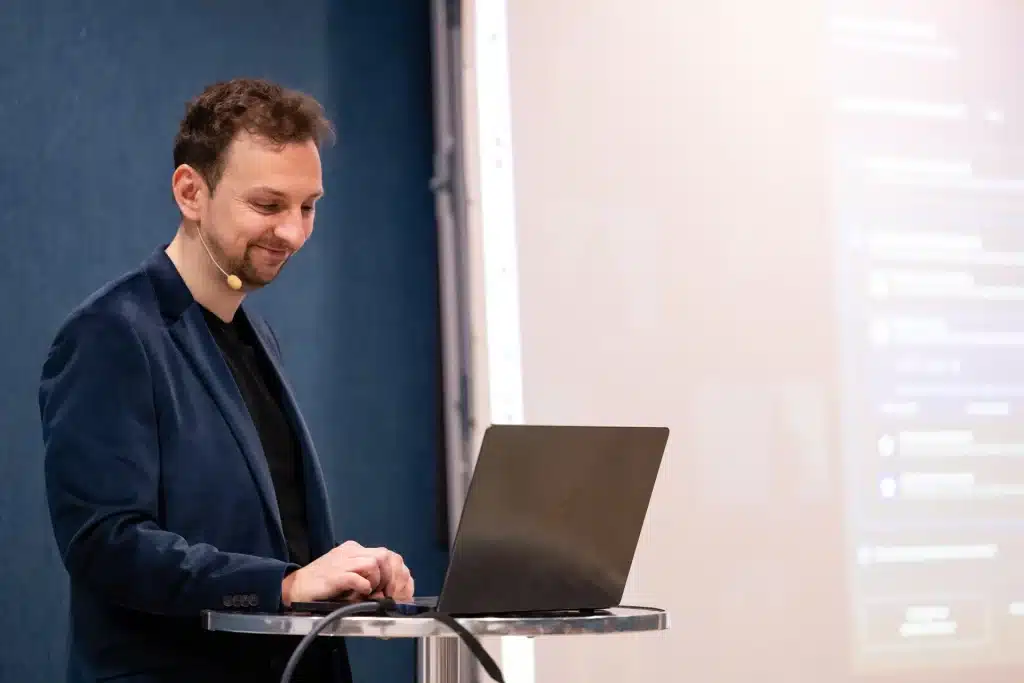 Conférencier au pupitre – animation d’atelier numérique en entreprise
