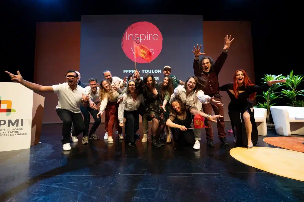 Groupe d’intervenants sur scène – photo de fin de conférence professionnelle