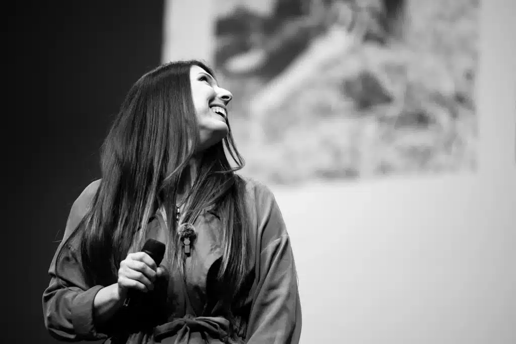 Intervenante souriante en noir et blanc – animation d’un atelier au congrès