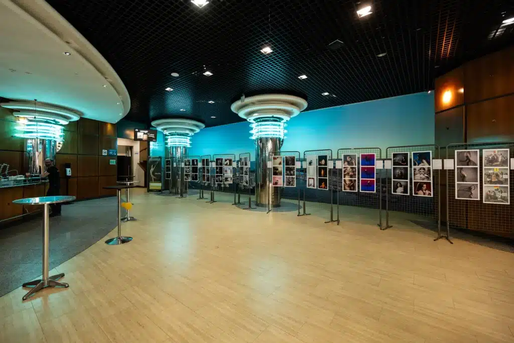Reportage événementiel – installation des tirages au Palais Neptune à Toulon