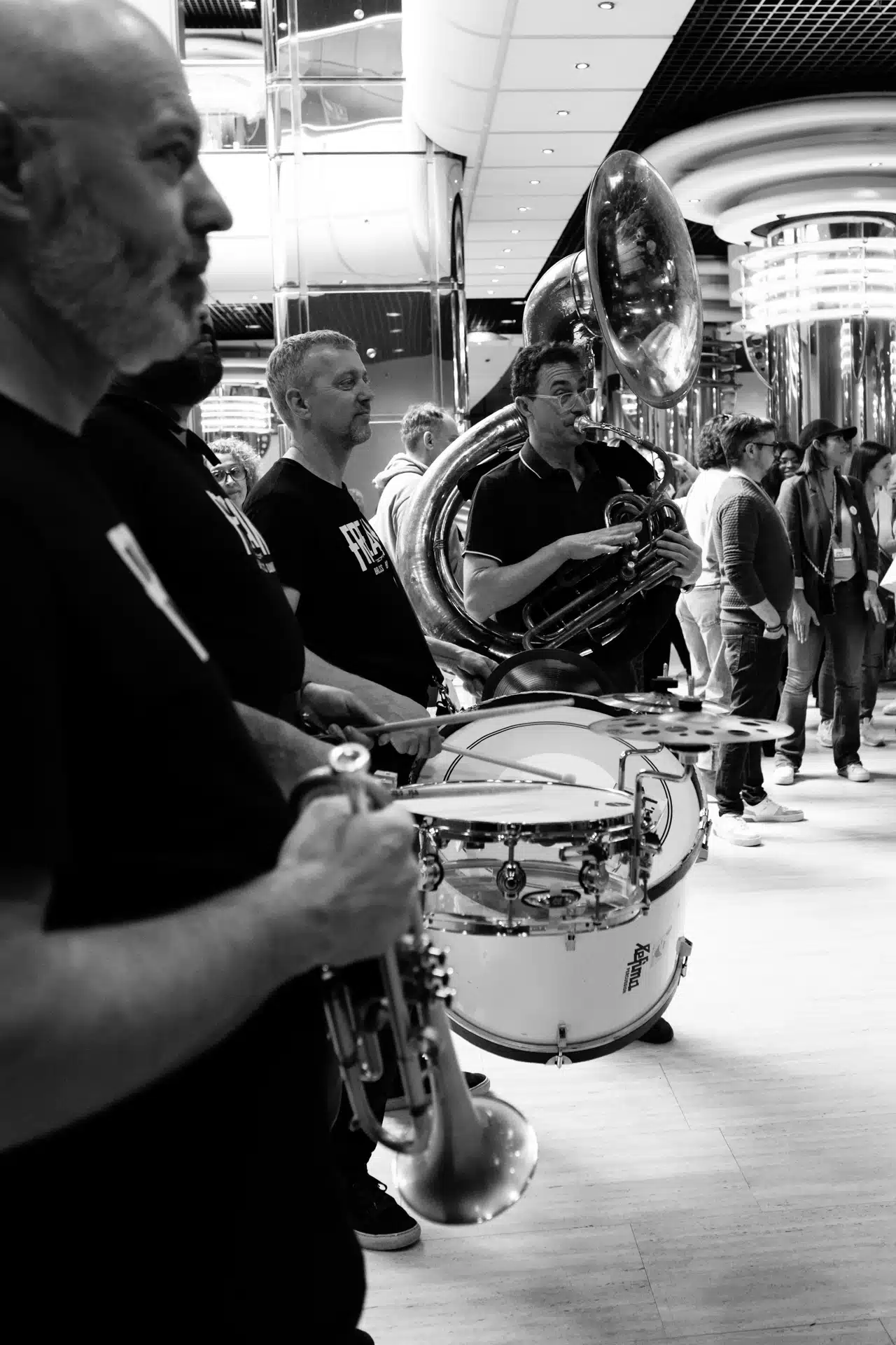 Musicien en noir et blanc jouant du soubassophone – détail d’instrument