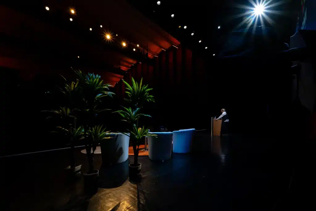 Ambiance calme d’avant-conférence – vue de scène vide et lumière tamisée