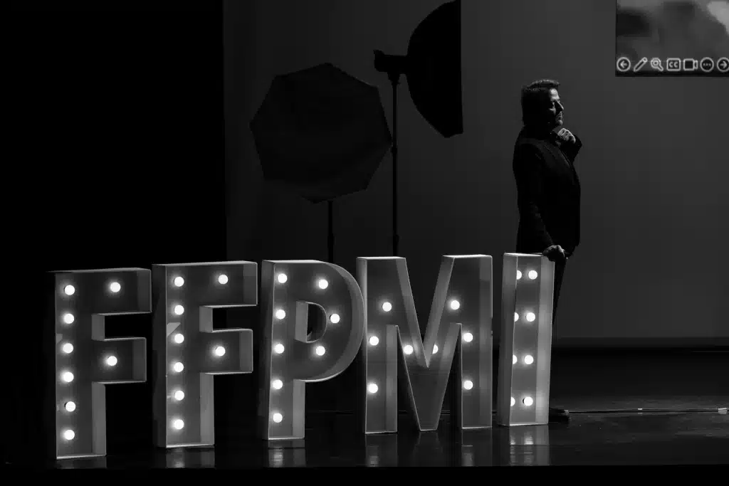 Photographe congrès métiers de l’image – identité visuelle FFPMI sur scène