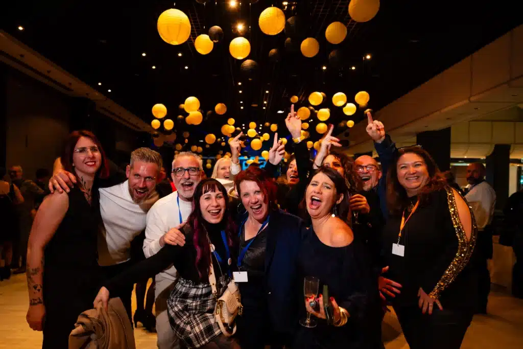 Groupe joyeux posant ensemble – ambiance conviviale lors d’une soirée d’entreprise
