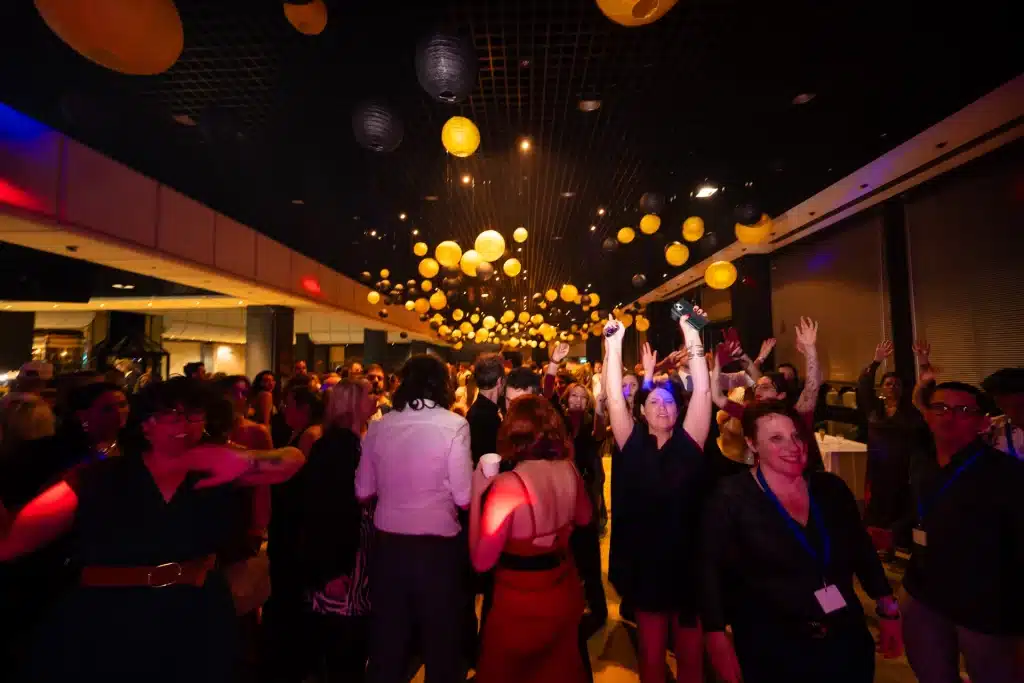 Soirée corporate – danse et ambiance festive entre professionnels