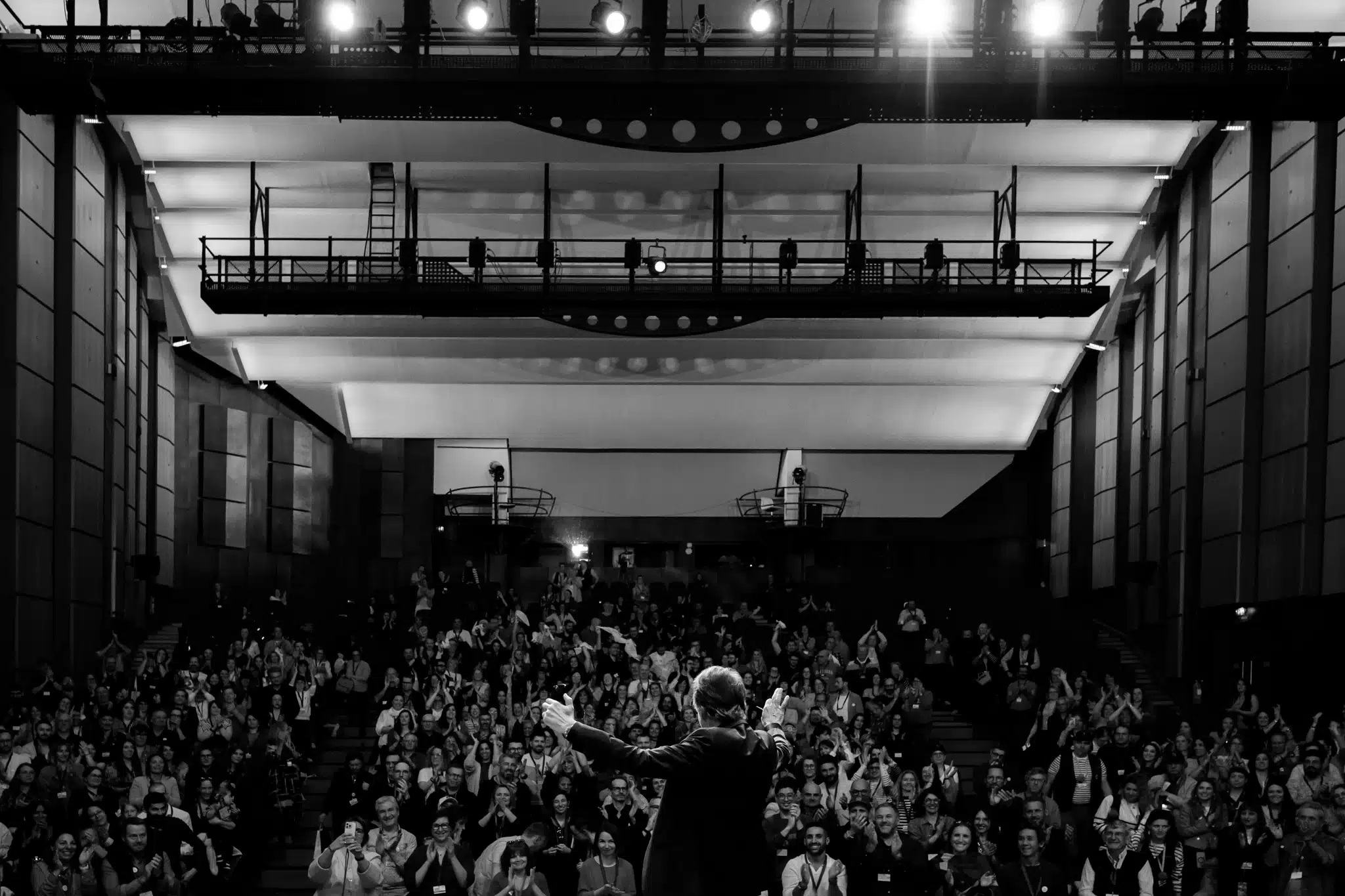 conférencier applaudit par le public lors du congrès FFPMI à Toulon – photographié par Caroline Martens