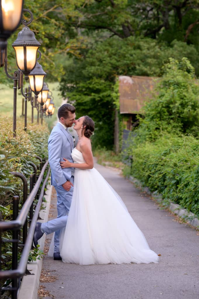 couple de marié au domaine de vallebrillant - regard complice et moment de tendresse